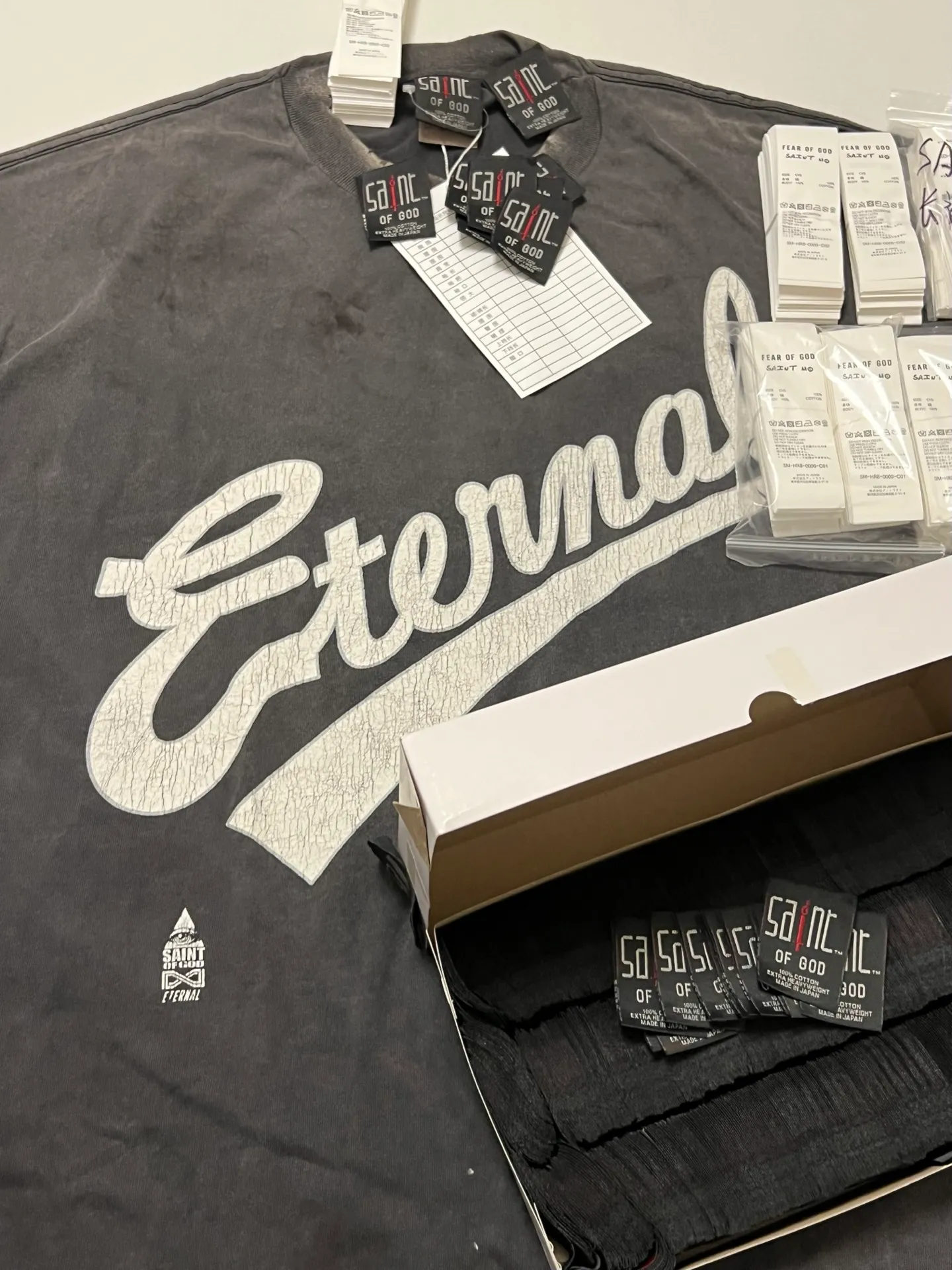 Customized original co-branded main label/wash label SAINT Mxxxxxx × FEAR OF GOD FG_SS TEE/SNT OF GOD/BLK 25SS Heavy FOG co-branded model SAINT OF GOD prayer short sleeves Washed black S-XL This season's blockbuster co-branded model FOG manager JERRY personally carries the goods. The SAINT OF GOD series co-branded has gained quite a lot of buzz. Top-notch printing technology uses silver sand and cracked pulp on the front and rear panels for deep restoration.